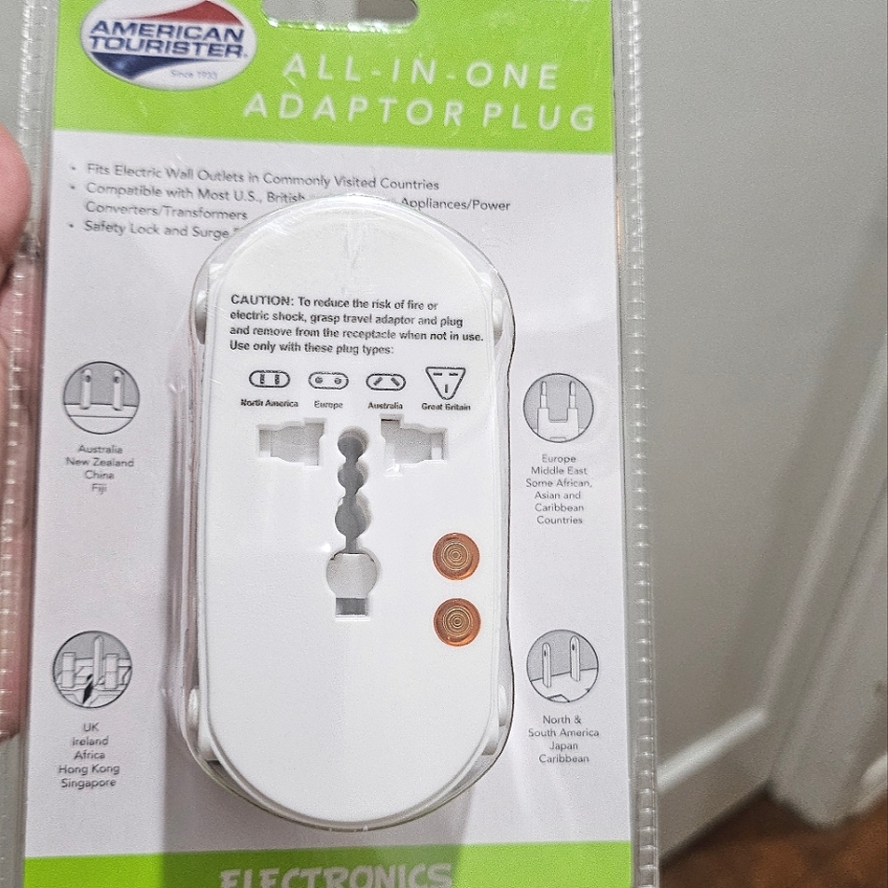 American Tourister all in one adapter plug NIP